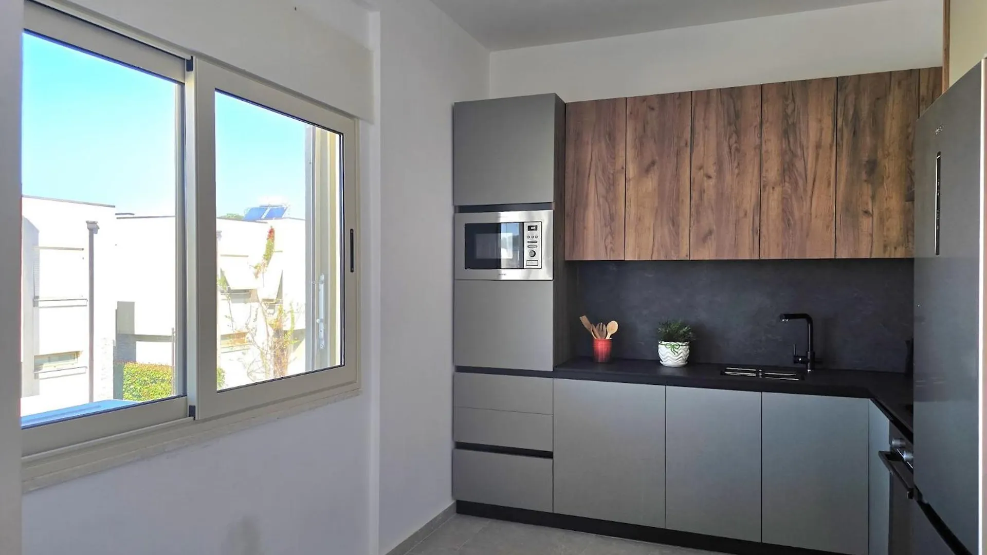 Staycation Goals Bright & Breezy Apartment Polisi i Vogel 0*,  Albanie