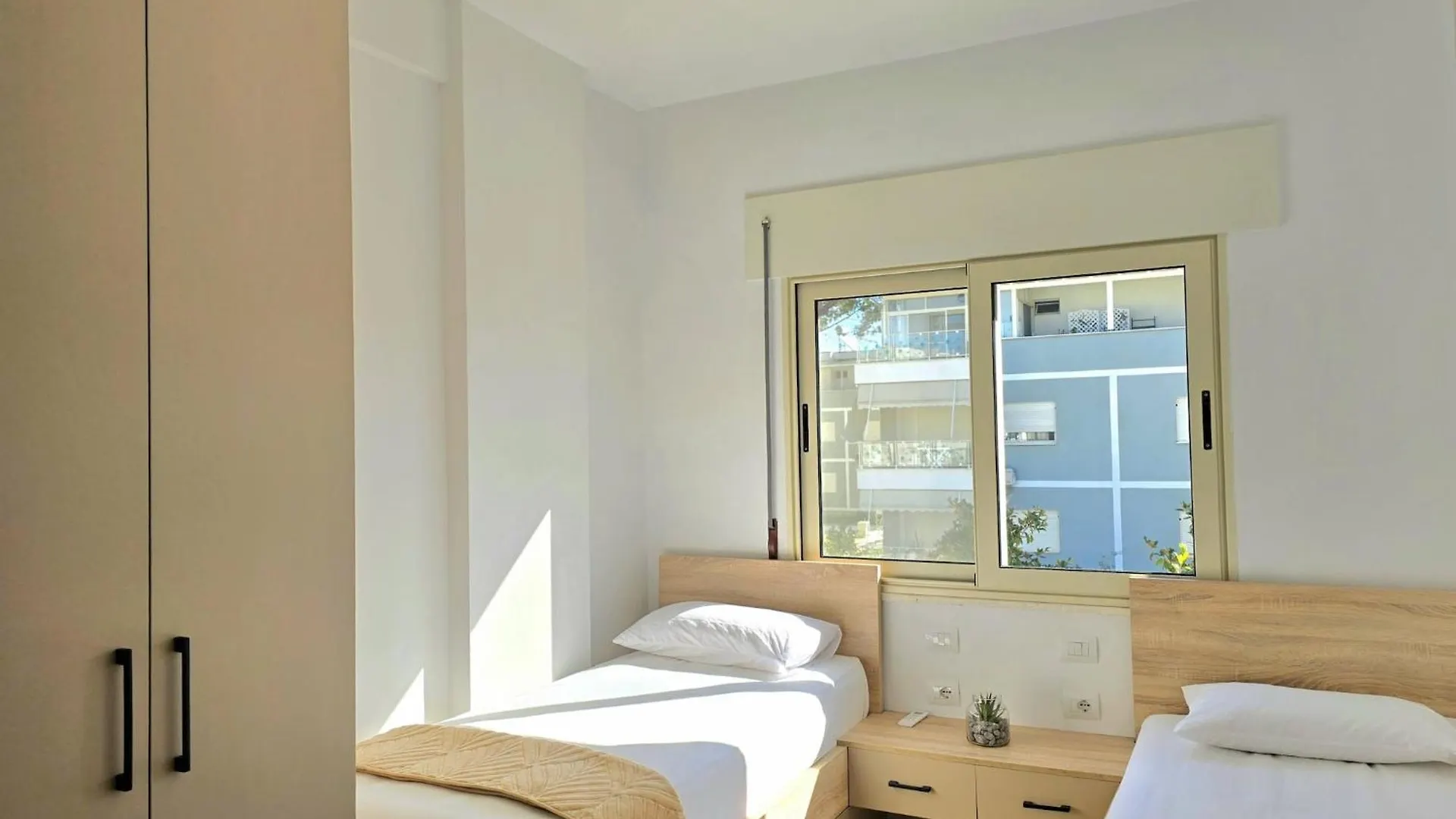Staycation Goals Bright & Breezy Apartment Polisi i Vogel Albanie