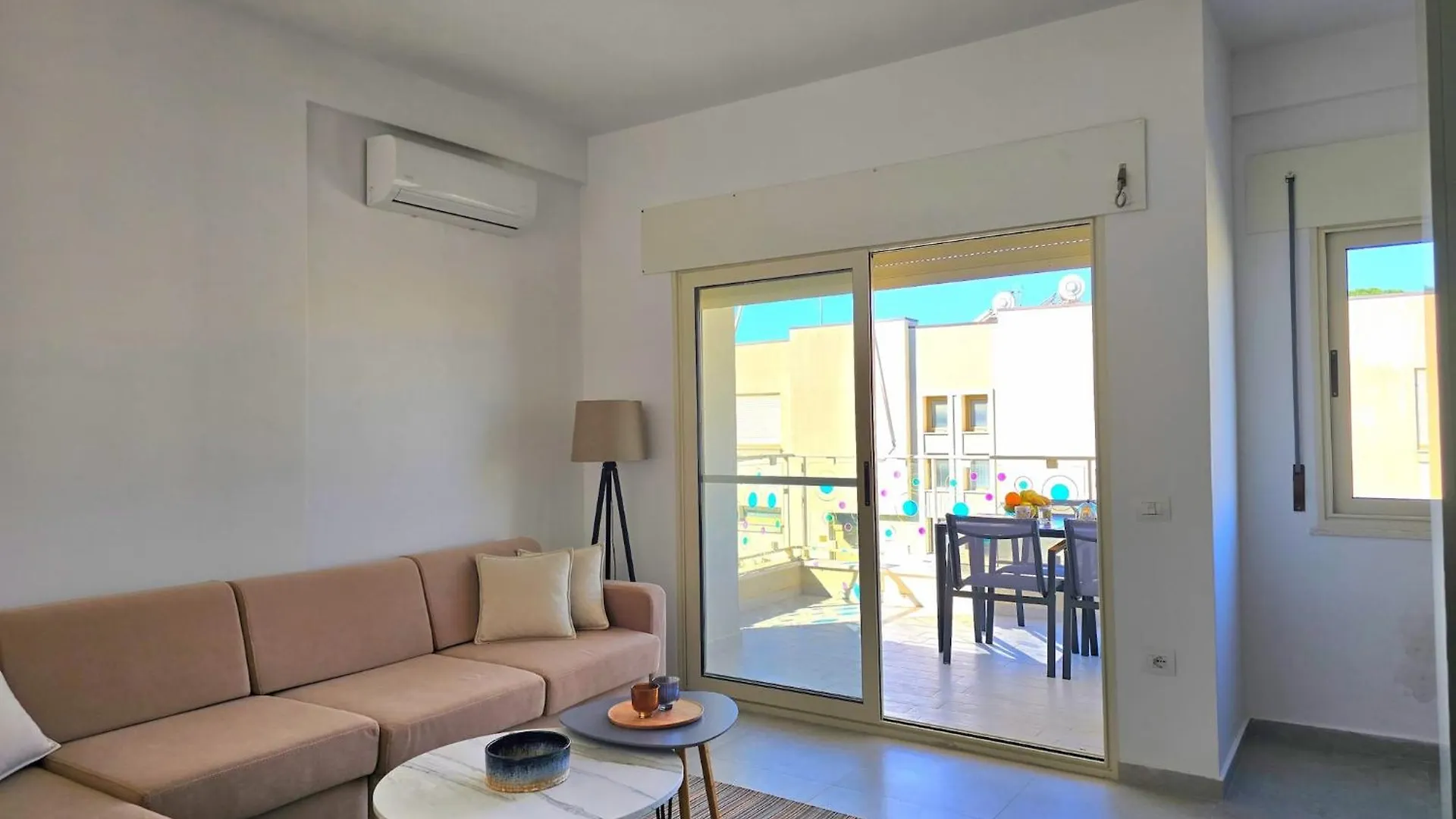 Staycation Goals Bright & Breezy Apartment Polisi i Vogel
