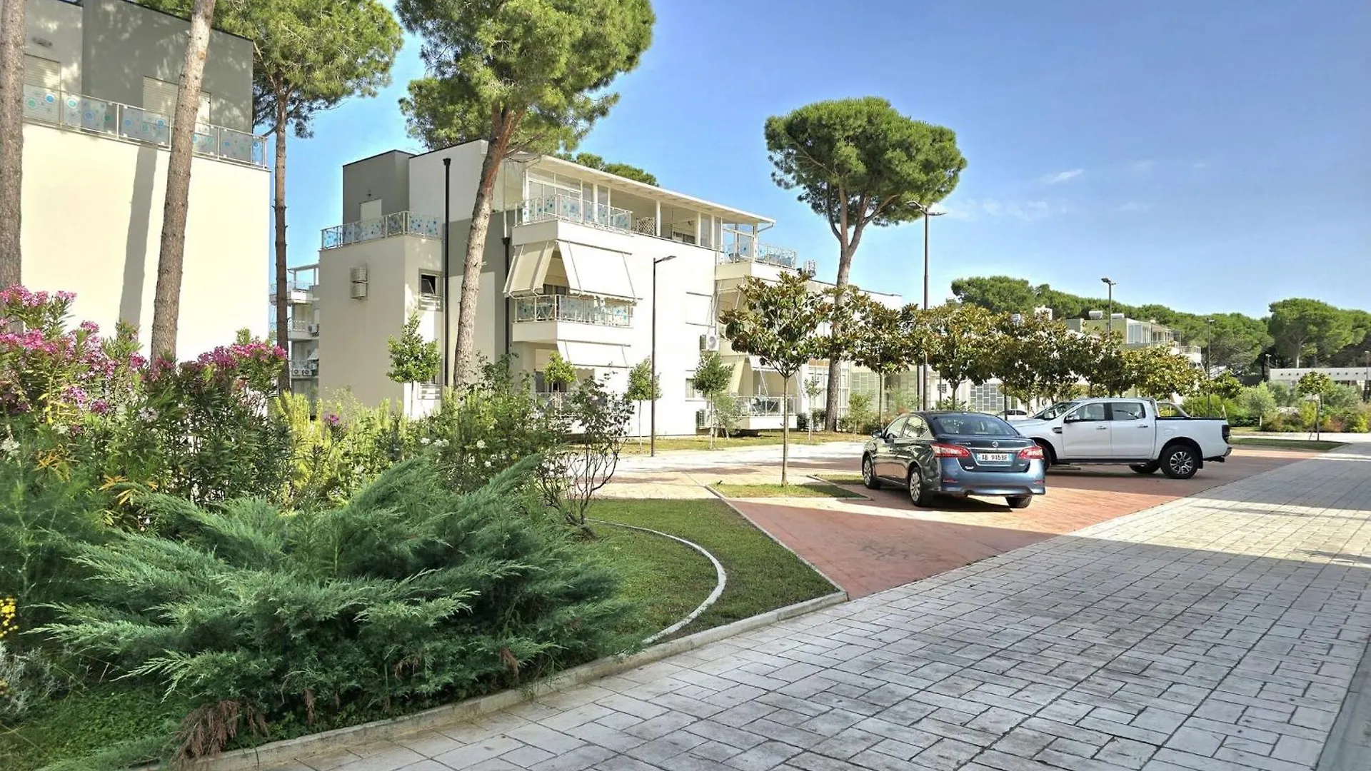 Staycation Goals Bright & Breezy Apartment Polisi i Vogel 0*,  Albanie